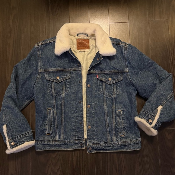 Levi's Premium Faux Fur Ex-Boyfriend Trucker Jacket - Picture 3 of 4